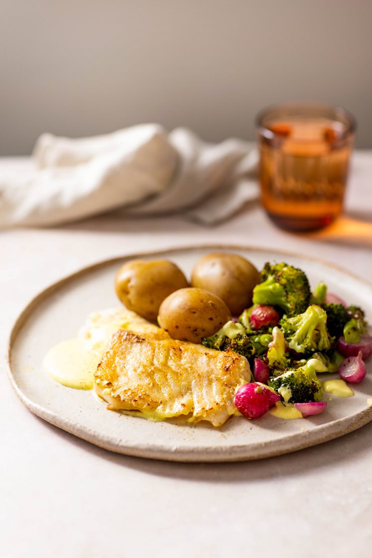 Stekt lyrfilet med hvitløksbakte reddiker og brokkoli, smørsaus og saltkokte poteter