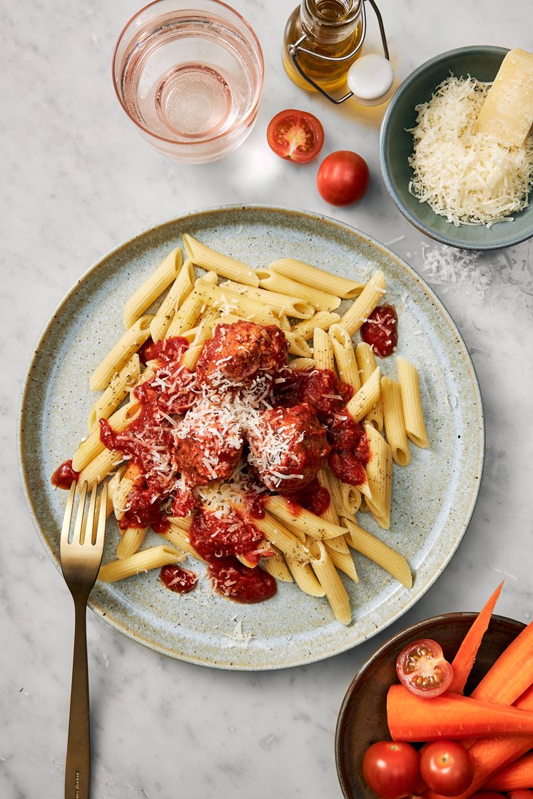 Fläskfärsbullar i tomatsås med pasta och parmesan