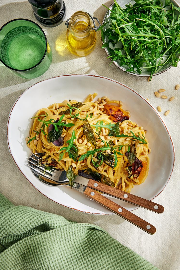 Linguine med gul paprikapesto, pinjenötter och friterad salvia