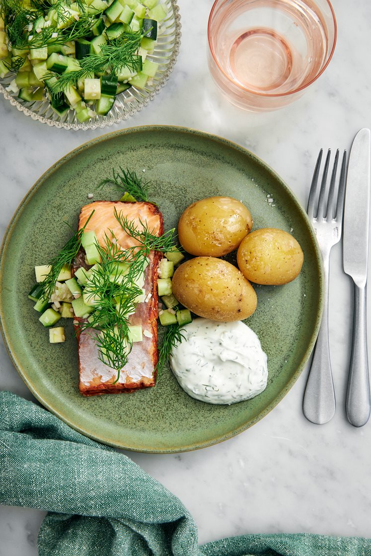 Varmrökt lax med äppelsallad och dillsås