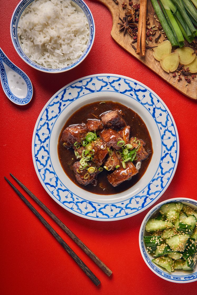 Kinesisk-inspirert spicy, karamellisert pulled pork med ris og smashet agurk