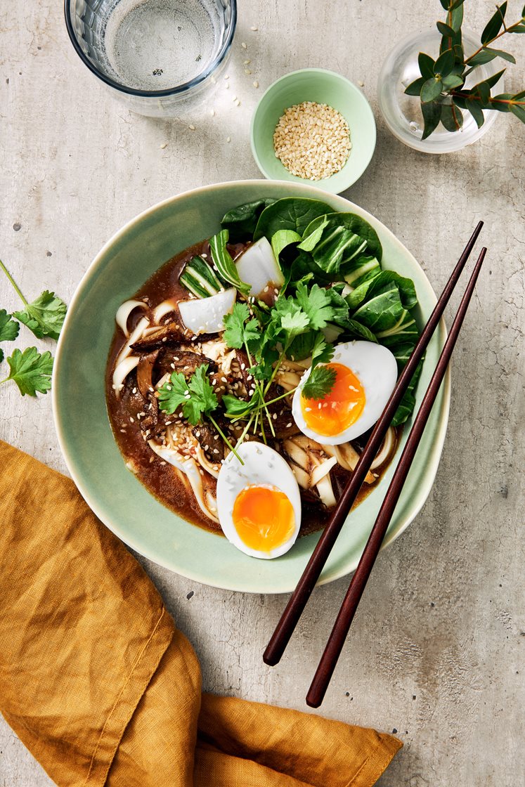 Miso ramen med pak choy, ostronskivling och sesamfrön