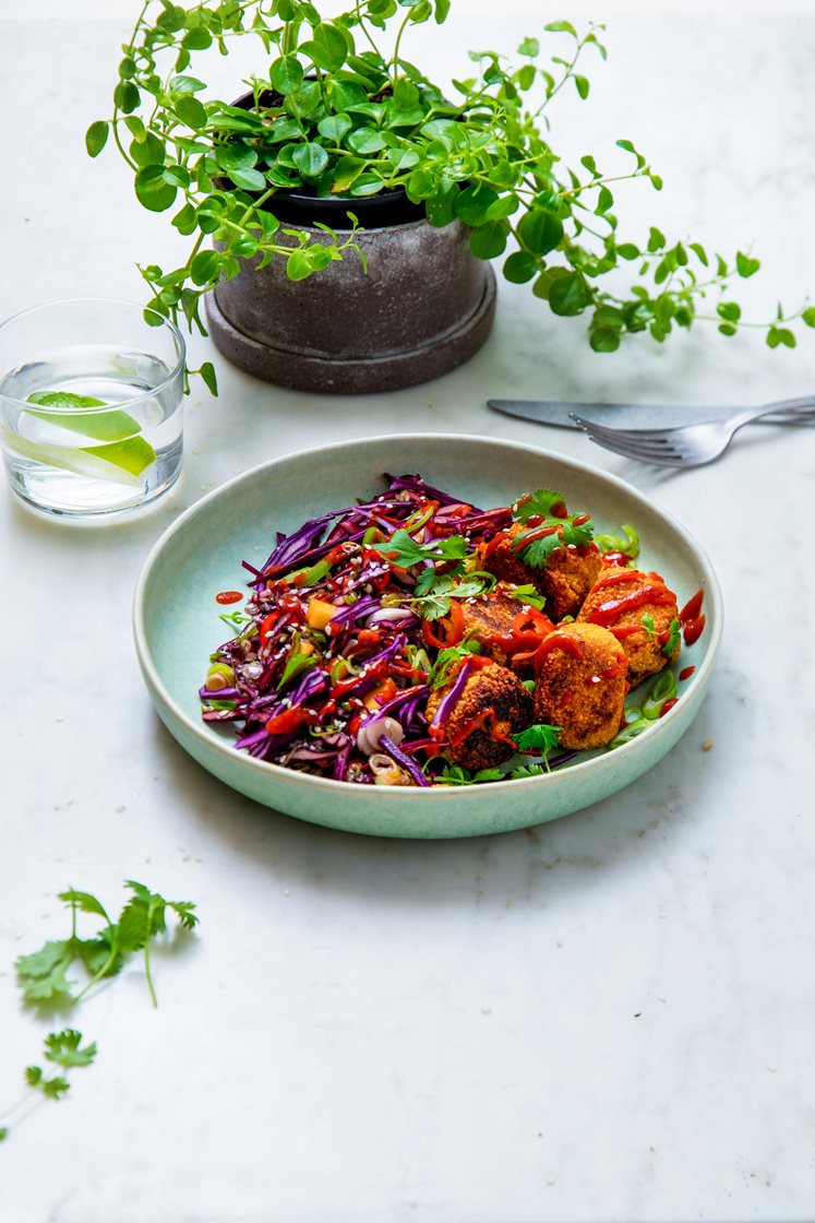 Falafel med asiatisk mango- og rødkålsalat toppet med Sriracha-saus