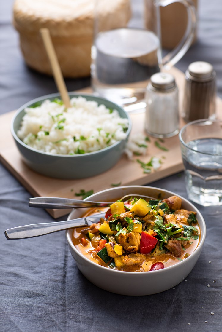 Kylling i rød curry med kokosmelk og lime