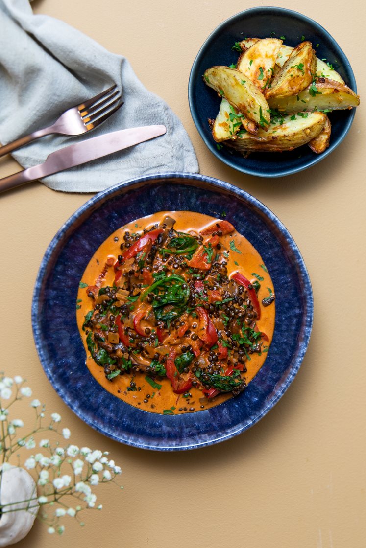 Svampestroganoff med ovnbagte kartoffelbåde