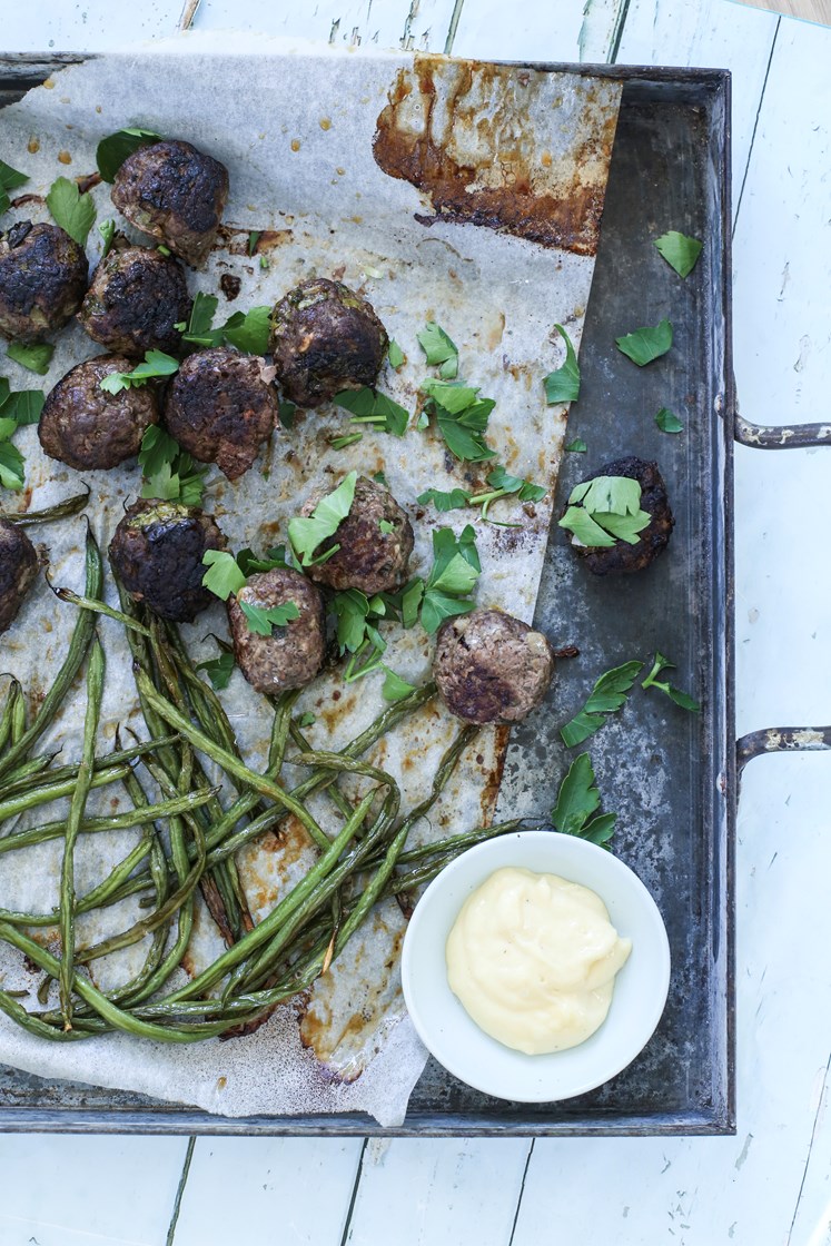Hjemmelagde kjøttboller med bønnefries og aioli