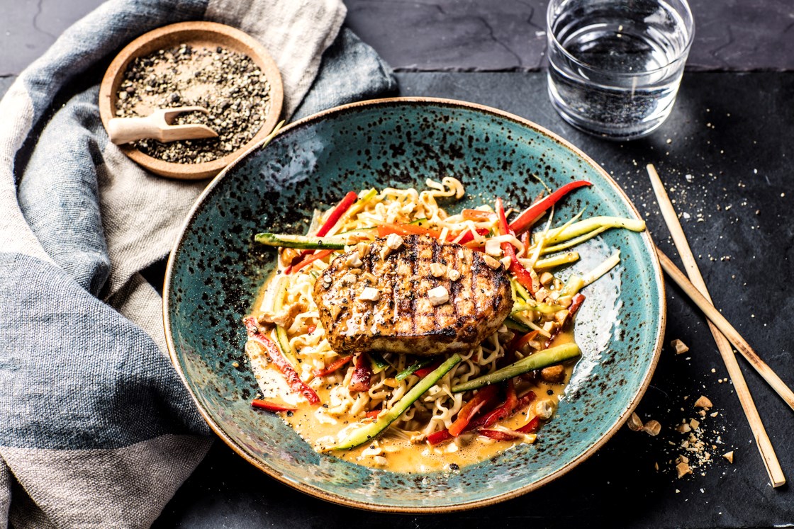 Grillet ytrefilet av svin med nudler og red curry-saus  