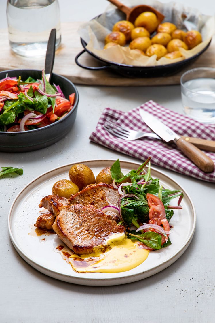 Stekt svinekam med tomatsalat, ovnsbakte småpoteter og bearnéssaus