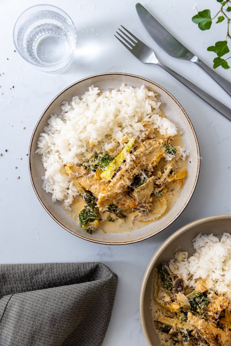 Cajun-krydret kylling i kremet saus med paprika, grønnkål og ris 