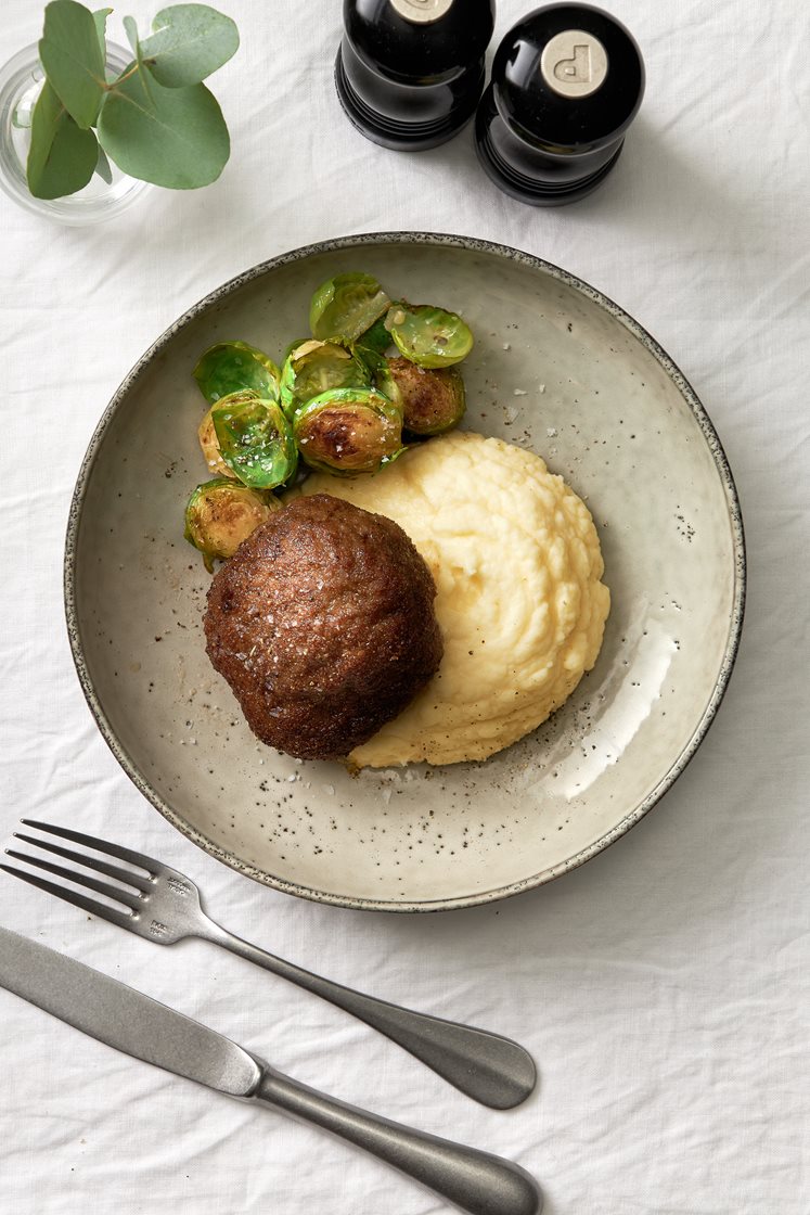 Wallenbergare med potatispuré och citronstekt brysselkål