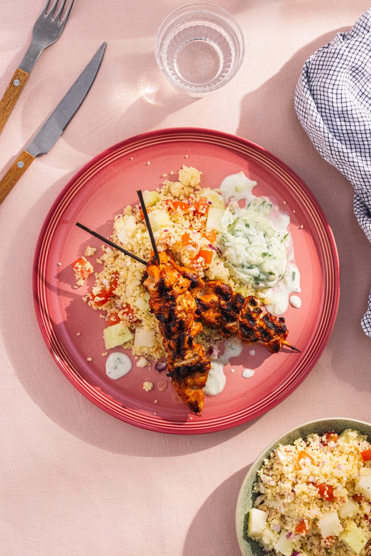 Grillede kyllingespyd og couscous-salat med glaskål og agurke-yoghurt