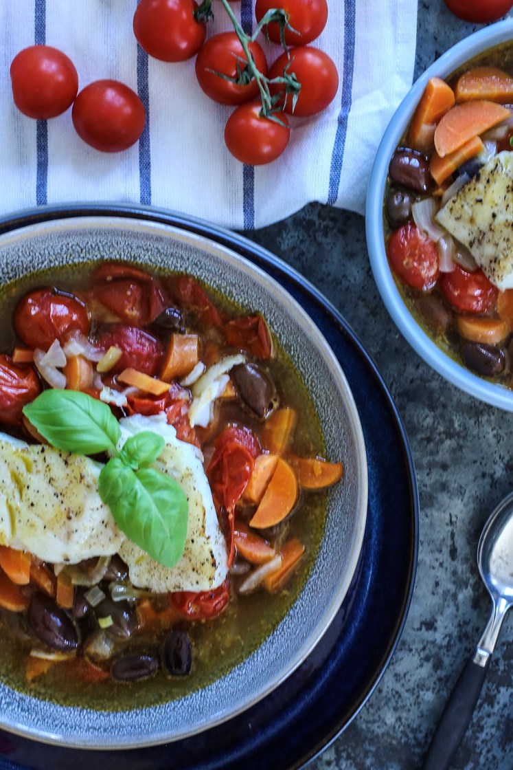 Middelhavsinspirert fiskesuppe med lyr, cherrytomater og oliven 