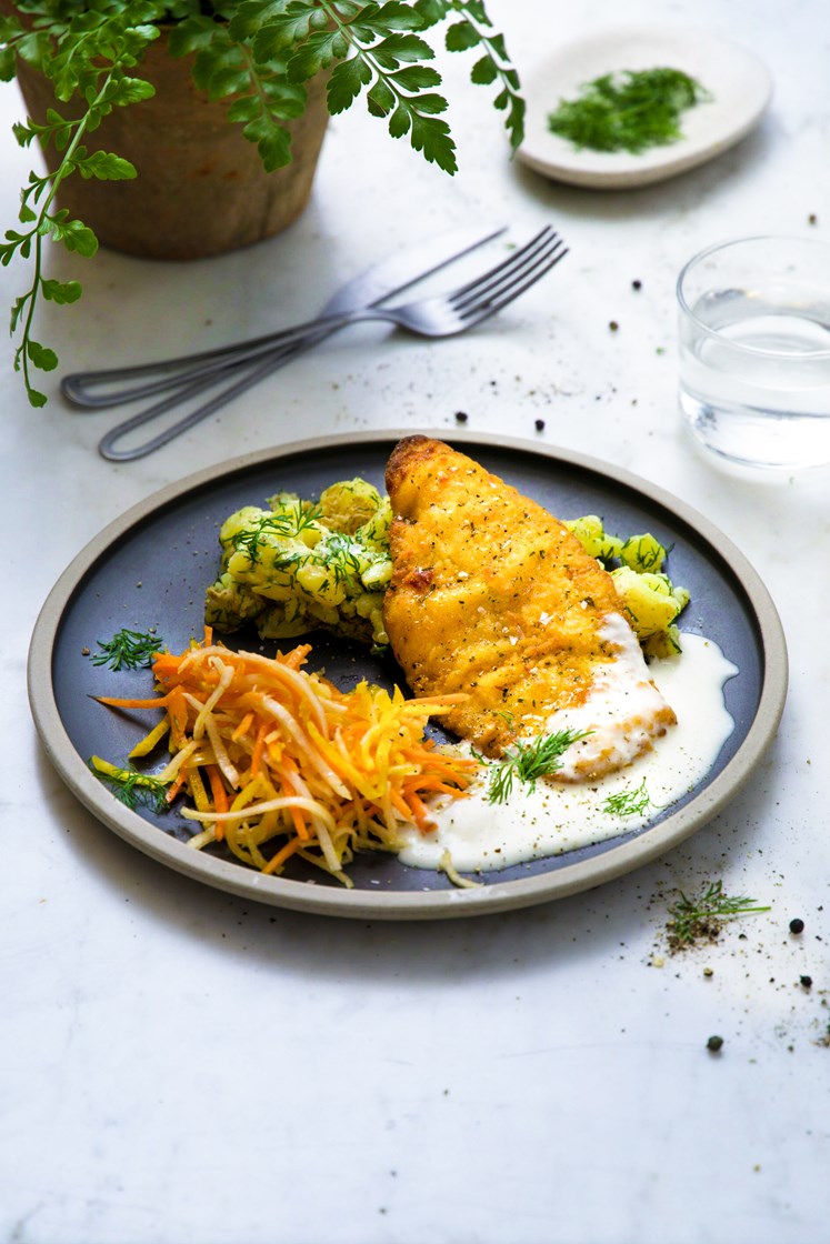 Urtepanert flyndre med frisk råkostsalat, dillknuste poteter og bechamelsaus