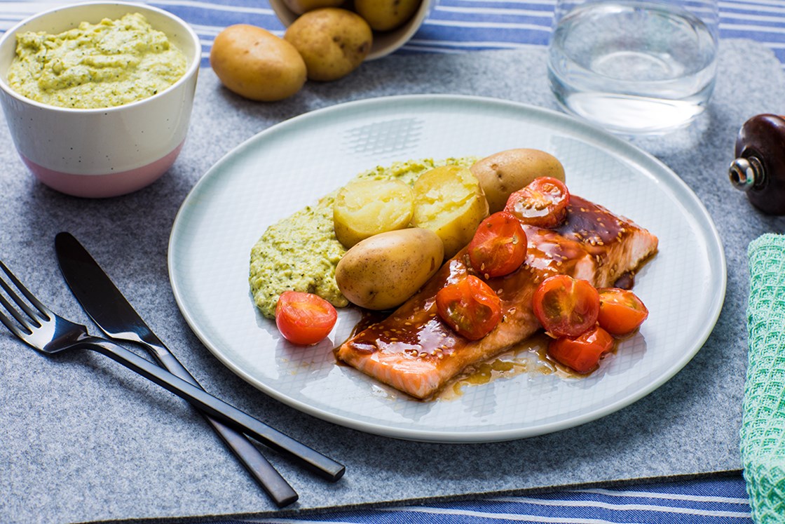 Laks bakt med hoisinsaus, tomater og brokkolipuré