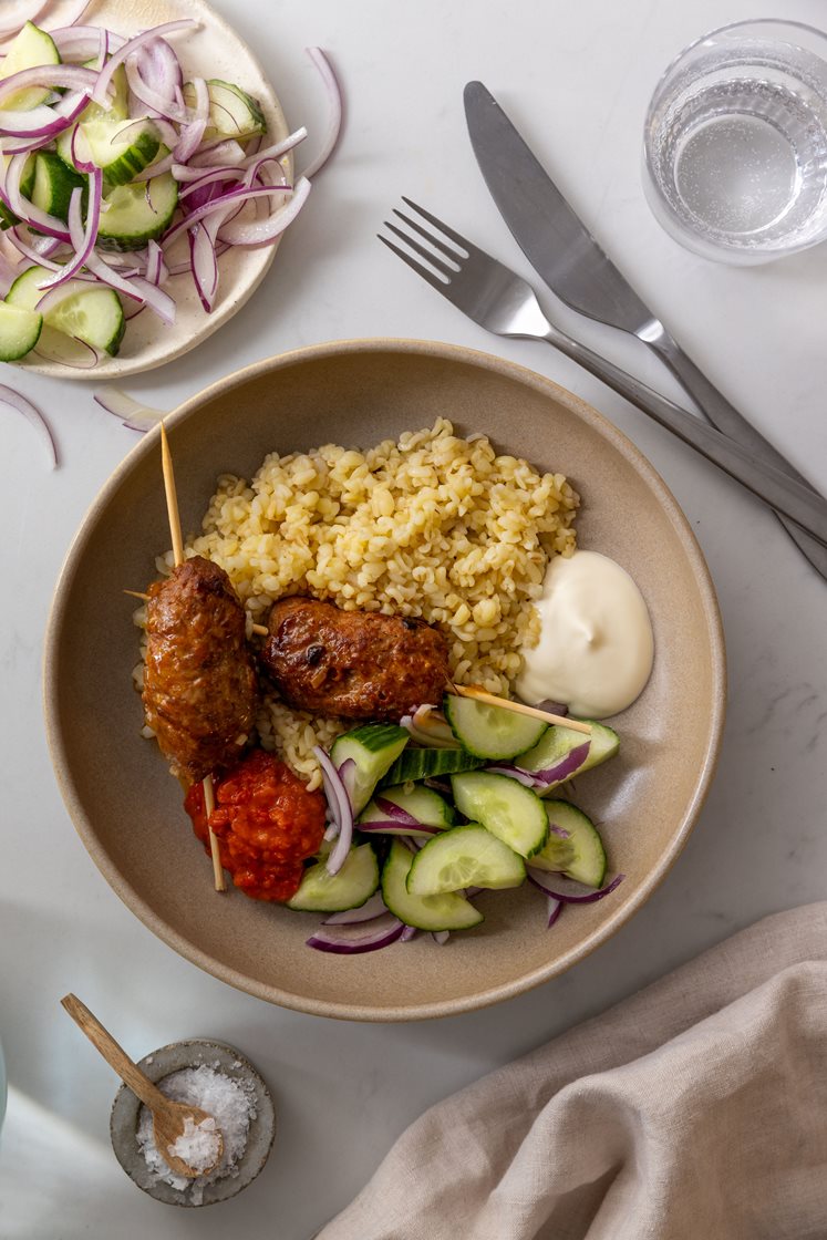 Oksekødskebab med ajvar relish, bulgur og agurkesalat