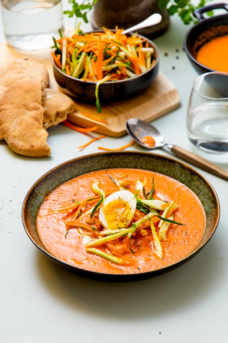 Spicy søtpotetsuppe med kokt egg, pak choy og steinovnsbakt brød
