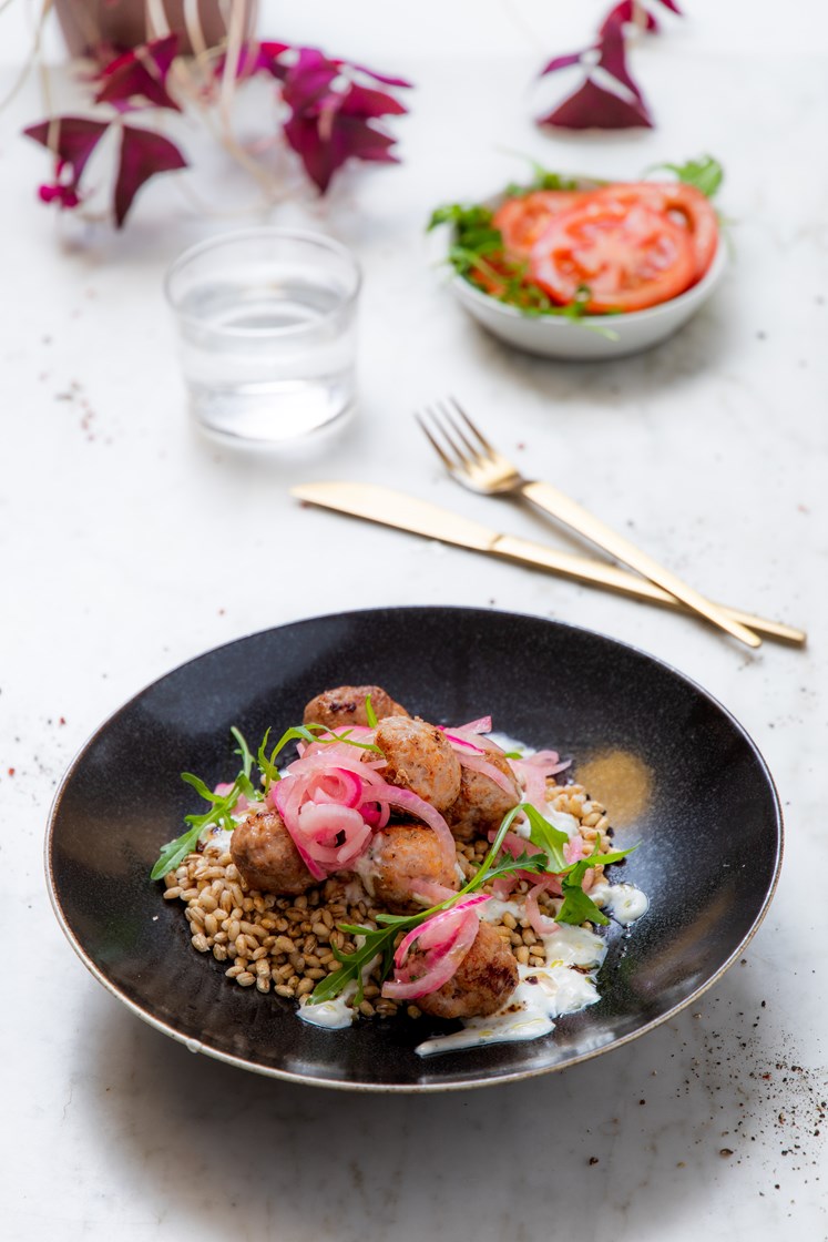 Svinekjøttboller med tomatsalat, byggkorn, syltet rødløk og hvitløksdressing