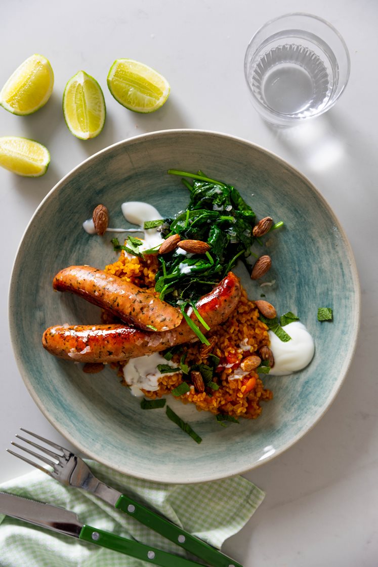 Linquica pølser med spinat og tomatbulgur, mynte og yoghurt