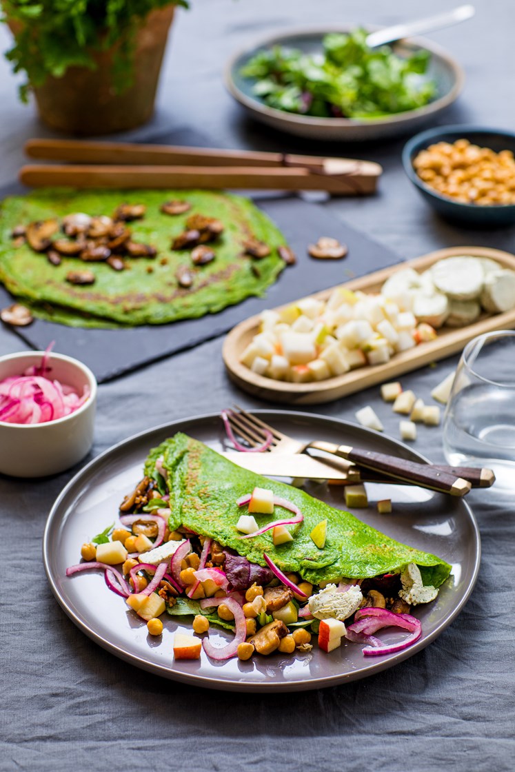 Spinatpannekaker med kikerter, chèvre, aromasopp, pære og lettsyltet rødløk