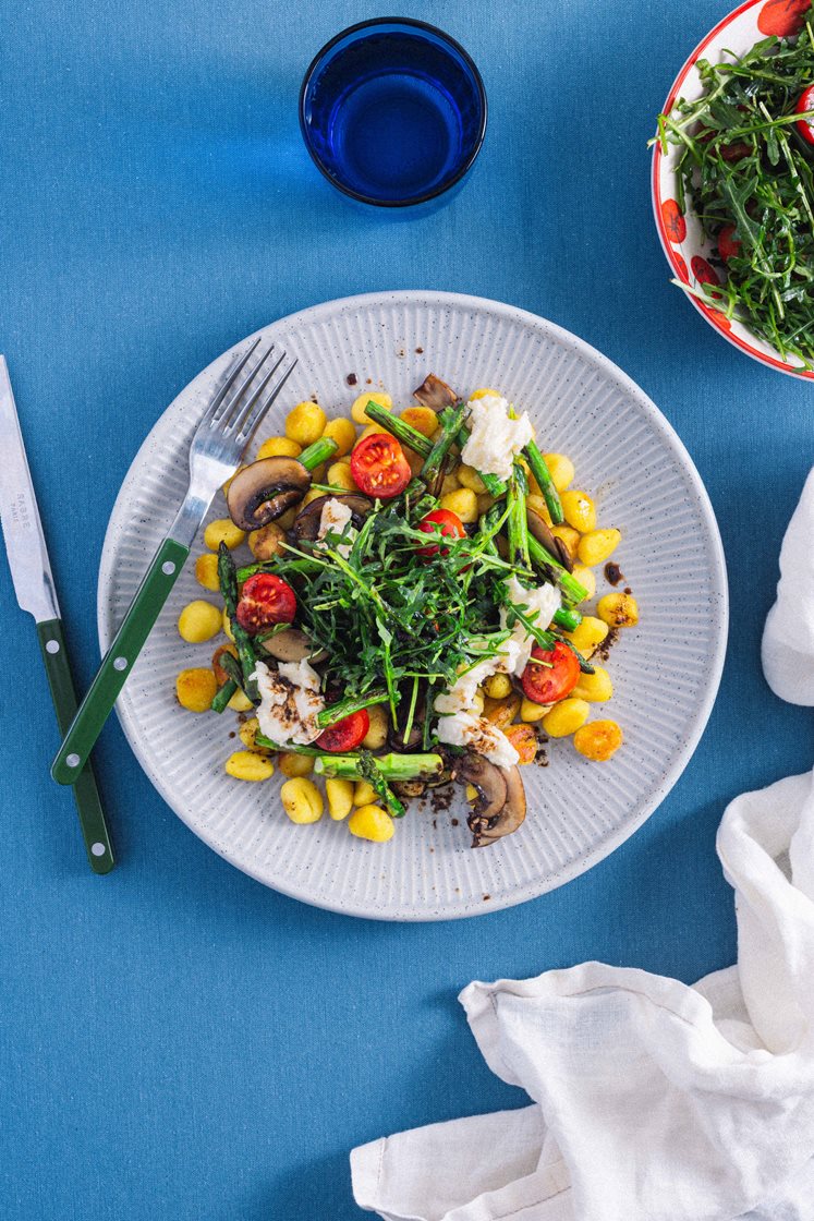 Gnocchi med aromasopp, asparges og ruccola- og mozzarellasalat
