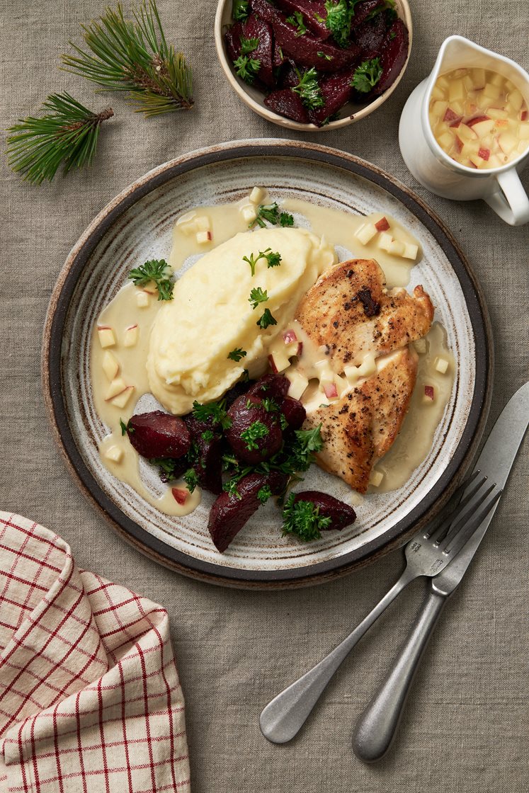 Kycklingfilé med potatis- och cheddarpuré, julkryddad rödbeta och äppelsky
