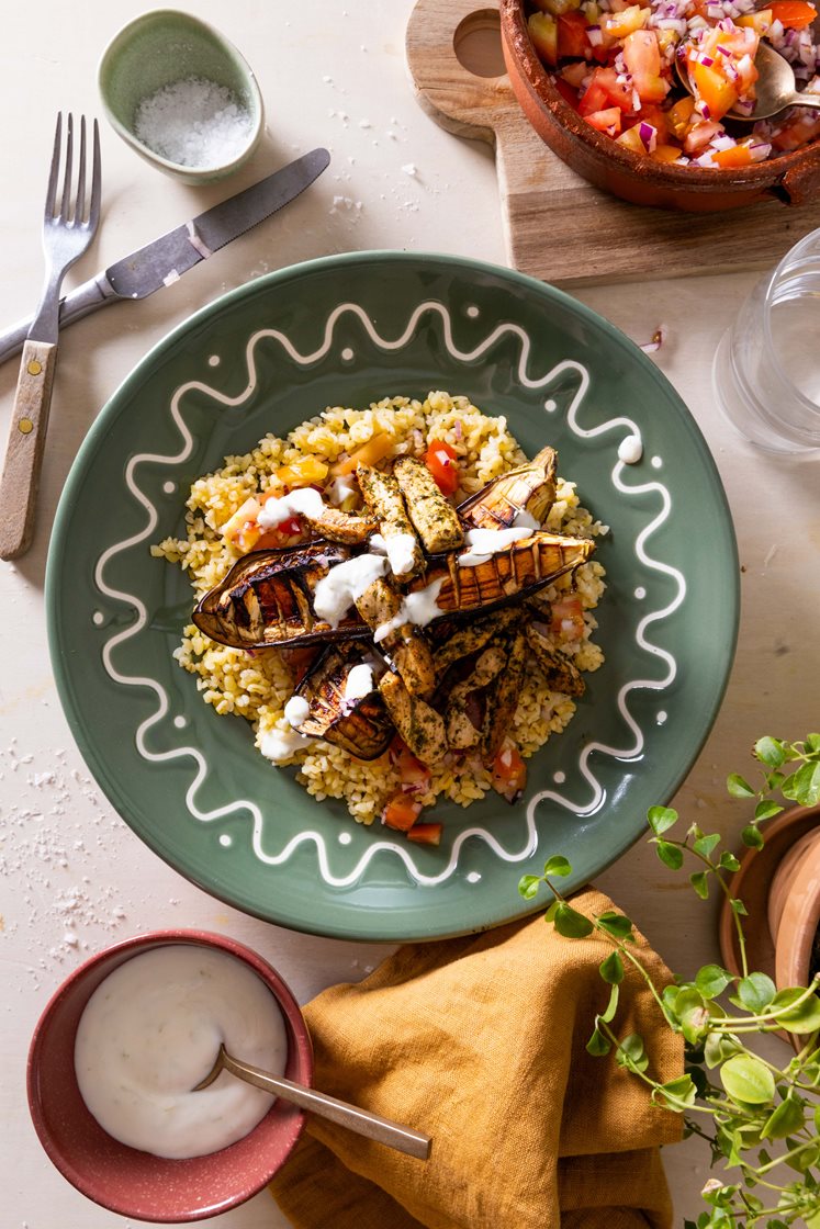 Kryddermarinerte svinestrimler med bakt aubergine, tomatsalat og bulgur 