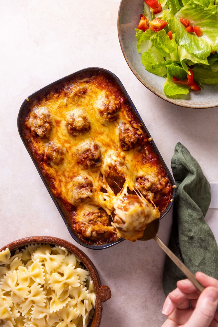 Gratinerte kjøttboller i tomatsaus med pasta farfalle og salat