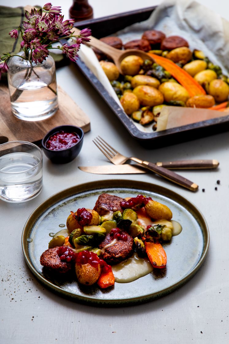 Vegetarboller I Brun Saus Med Ovnsbakte Poteter Og Rosenkål Servert Med Tyttebær Oppskrift 