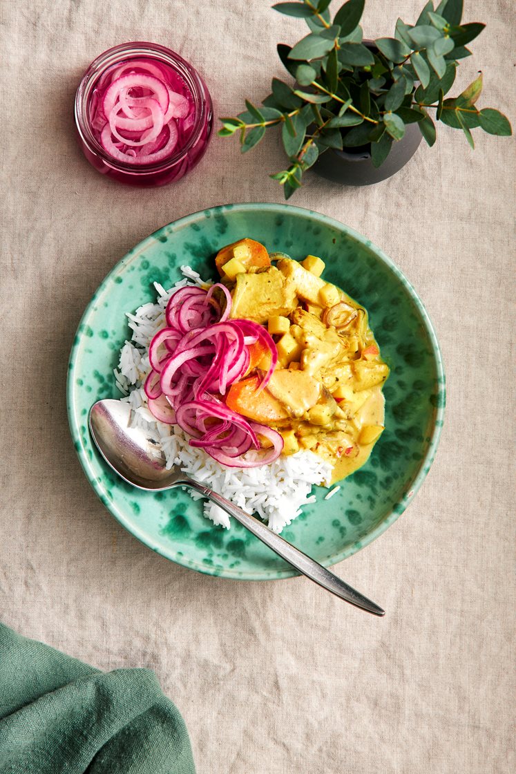 Kycklinggryta med curry, äpple och picklad rödlök 