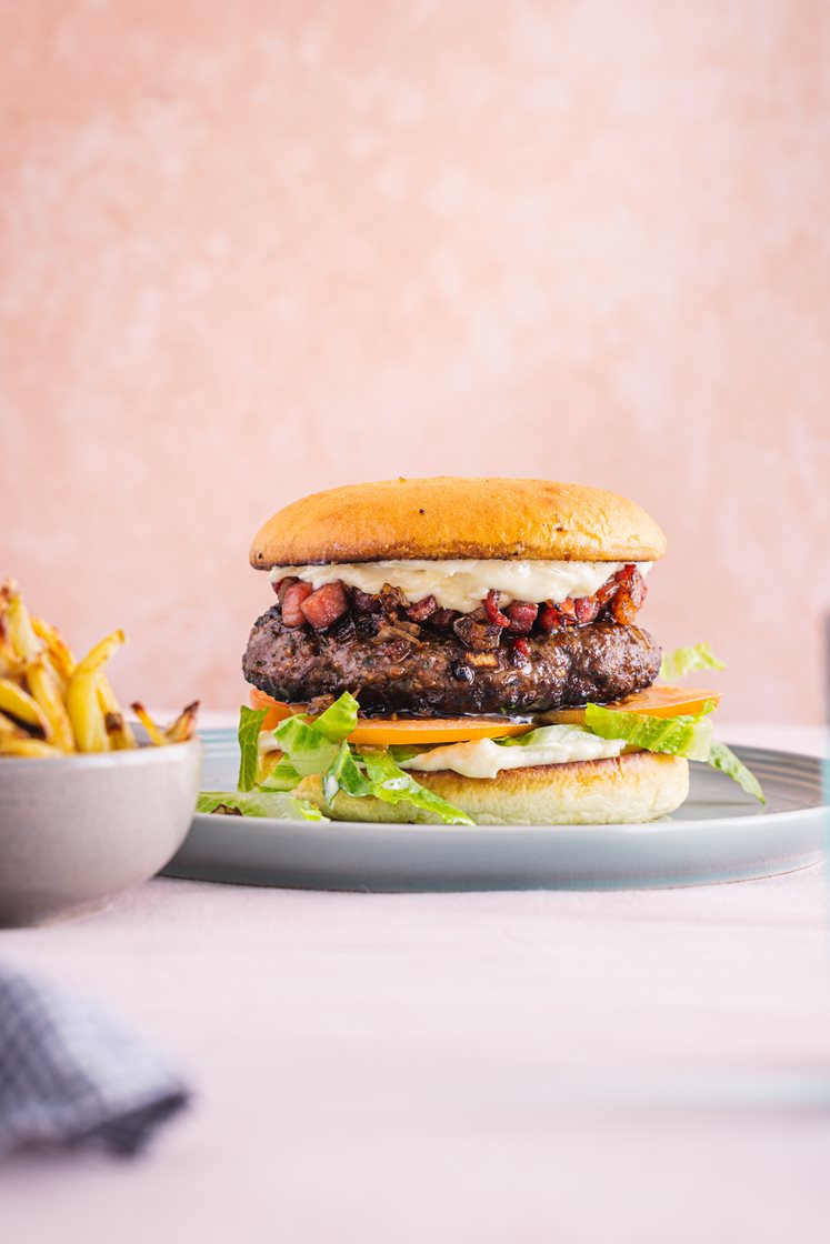 Storfeburger med Grana Padanokrem, bacon- og løkmarmelade og shoestringfries
