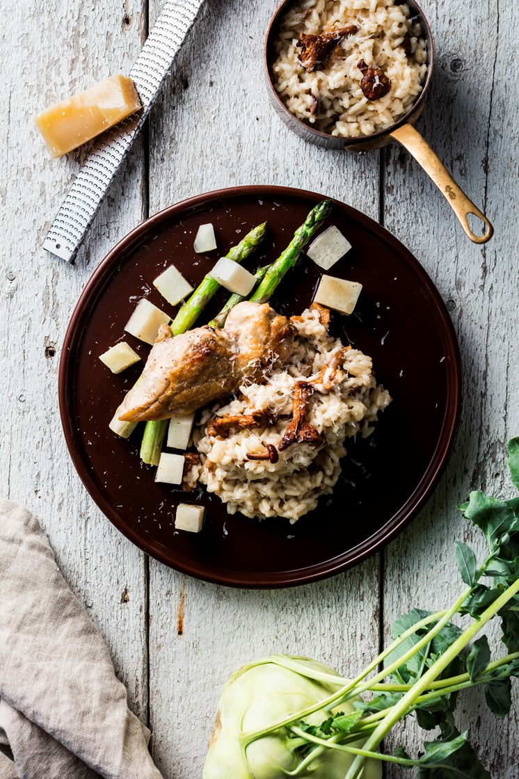 Ovnsbakt Kylling Med Kantarellrisotto, Asparges Og Knutekål - Oppskrift ...