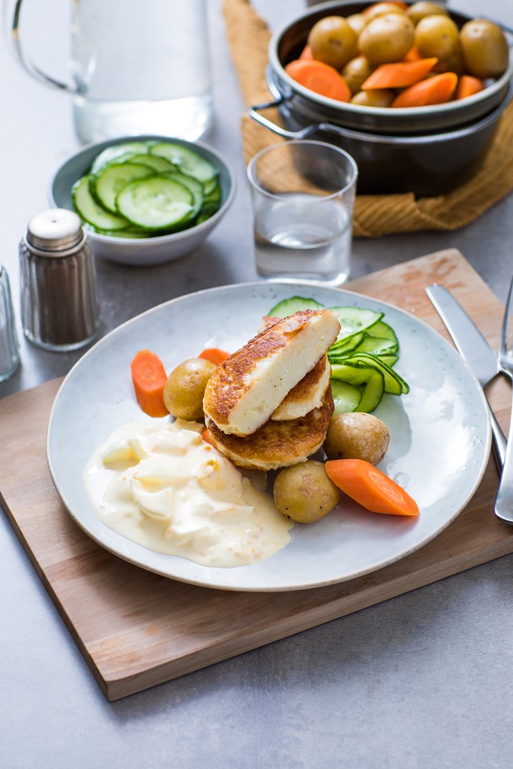 Koljekaker med ovnsbakte grønnsaker, kokt poteter og eggesalat
