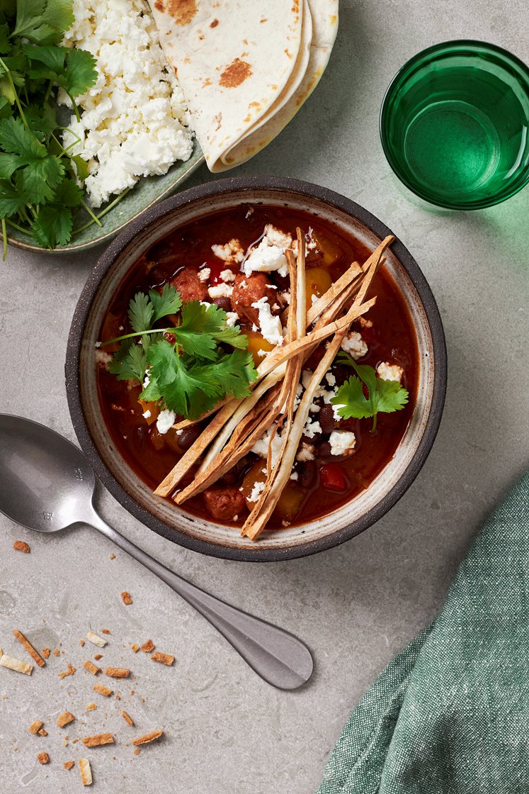Mexican black bean soup med chorizo, krispig tortilla, koriander och fetaost