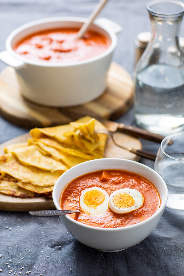 Rask tomatsuppe med bacon, makaroni og egg, og til dessert: Pannekaker med syltetøy