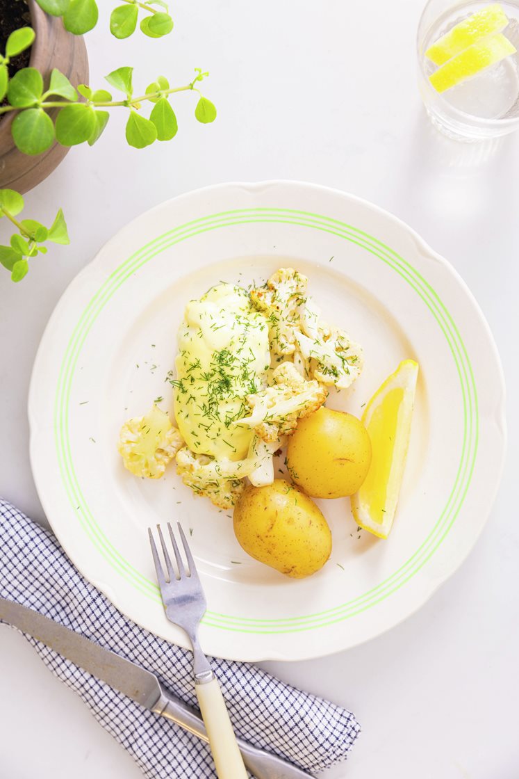 Fiskeruller med dildstegt blomkål, citronsauce og kartofler