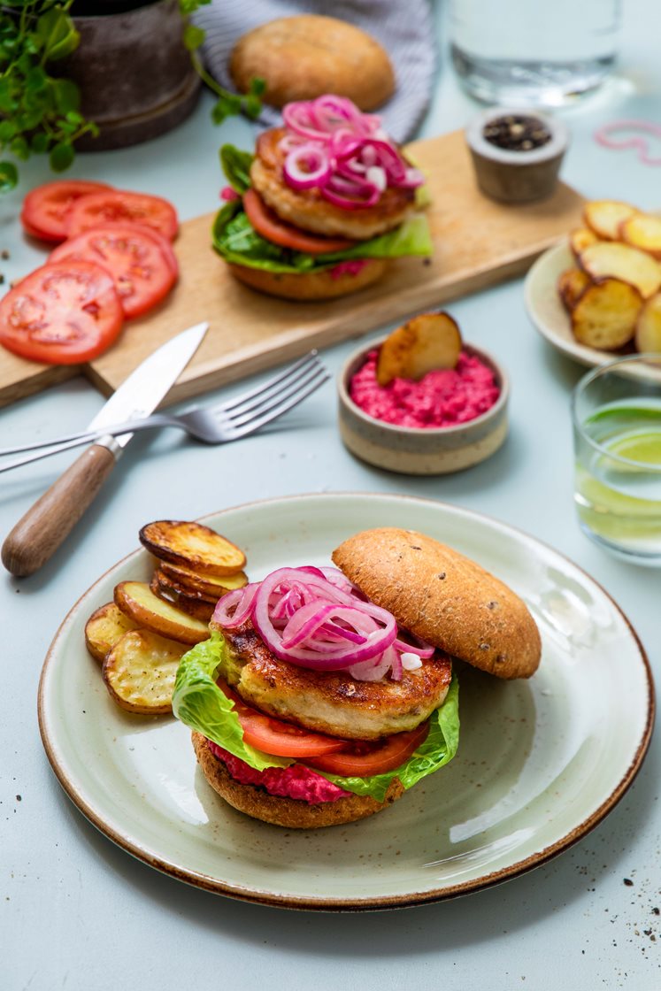 Fiskeburger med hjertesalat, potetskiver og rødbetehummus