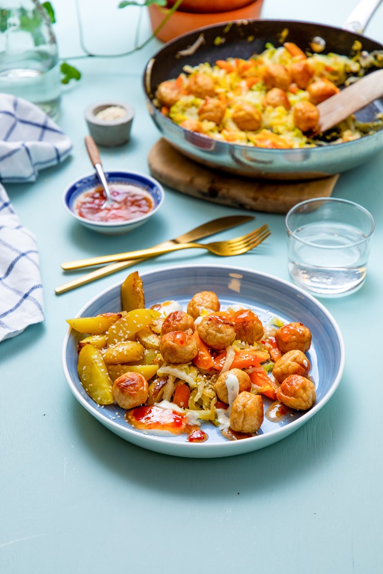 Stekte fiskeboller med sesampoteter, sprø grønnsaker og dippsaus