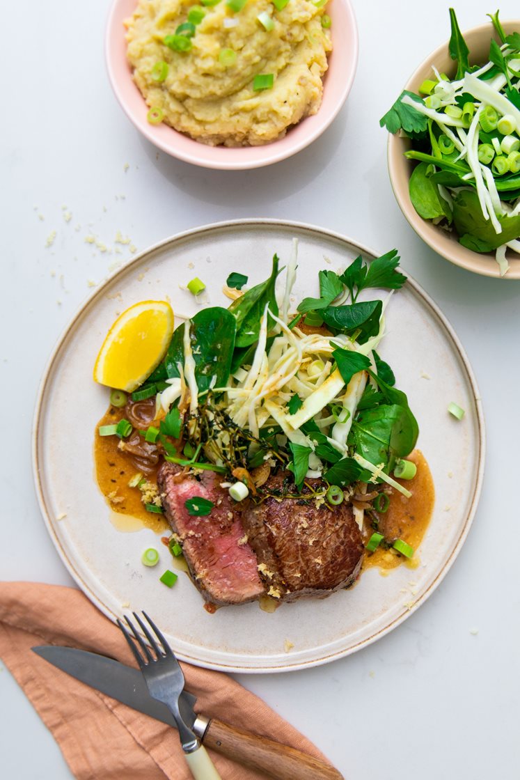 Lammeculotte med kartoffelkompot og salat af spidskål, kørvel og spinat