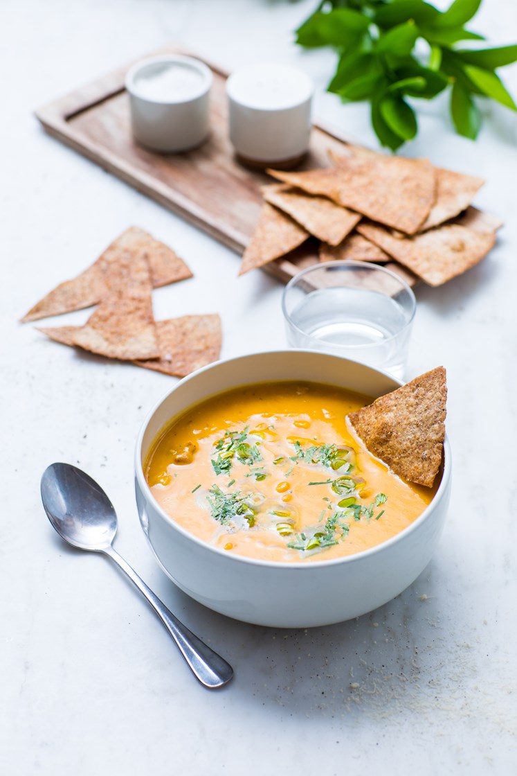 Søtpotetsuppe med kokosmelk og kylling, servert med vårløksalsa og stekte glutenfrie brødskiver