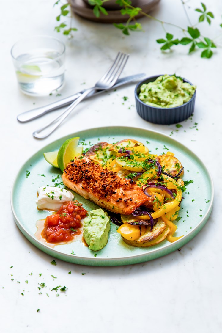 Meksikansk sprøbakt laksefilet med avokadokrem, ovnsbakte grønnsaker, rømme og tomatsalsa