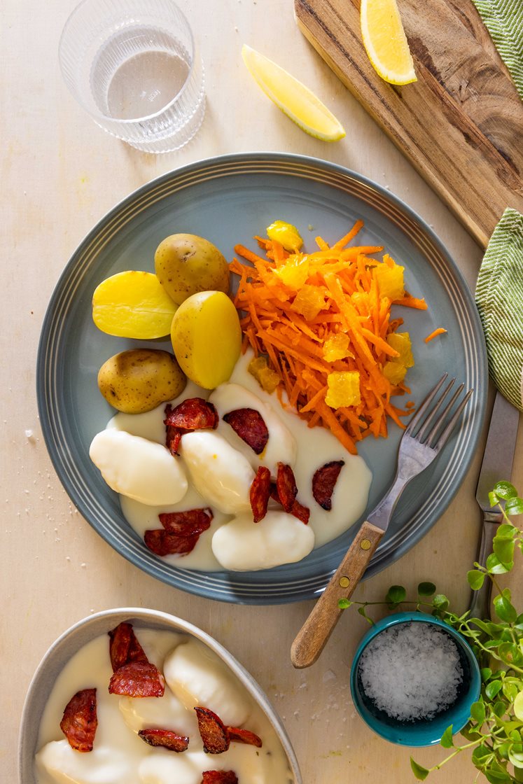 Fiskeboller i hvit saus med gulrot- og appelsinsalat, og sprøstekt pepperoni