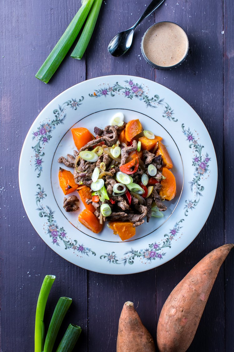 Biffsnadder med paprika, løk, ovnsbakte søtpoteter og chipotledressing