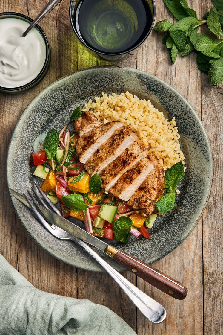Za´atar-stegt svinekotelet med bulgursalat, appelsin og yoghurt
