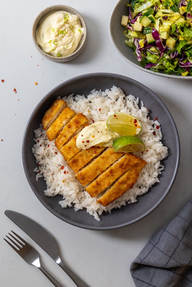 Fish-katsu med agurk- og pæresalat, ris og limeaioli