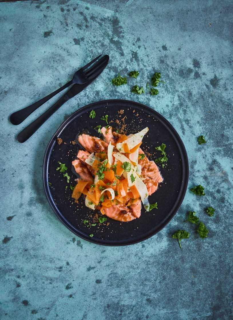 Faringlaceret laks med lun rodfrugtsalat