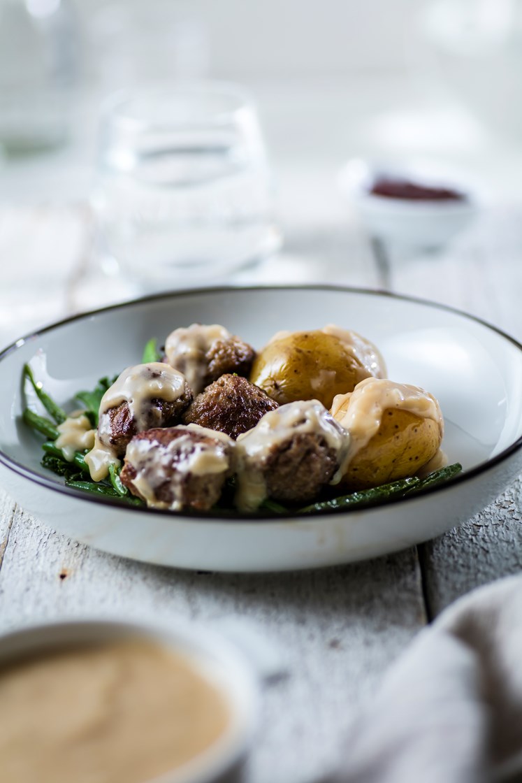 Lammekjøttboller med stekt rosenkål og aspargesbønner, fløtesaus og rørte tyttebær