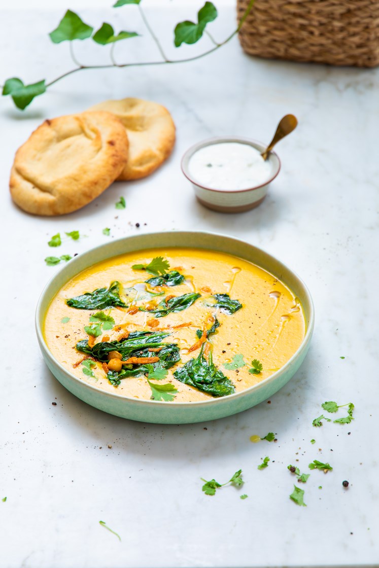 Indisk currysuppe servert med krydderstekte kikerter og grønnsaker ...