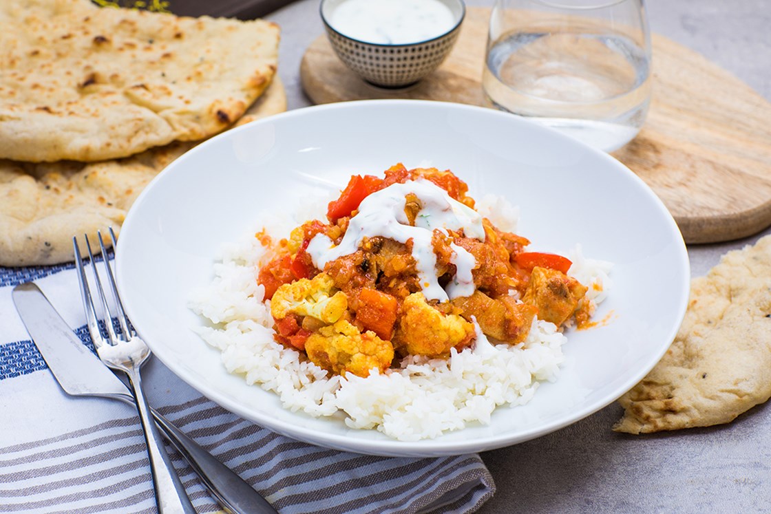 Kylling tikka masala med ris, raita og nanbrød