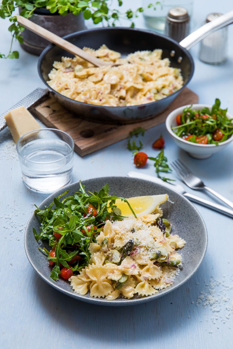 Kremet aspargespasta med ruccolasalat