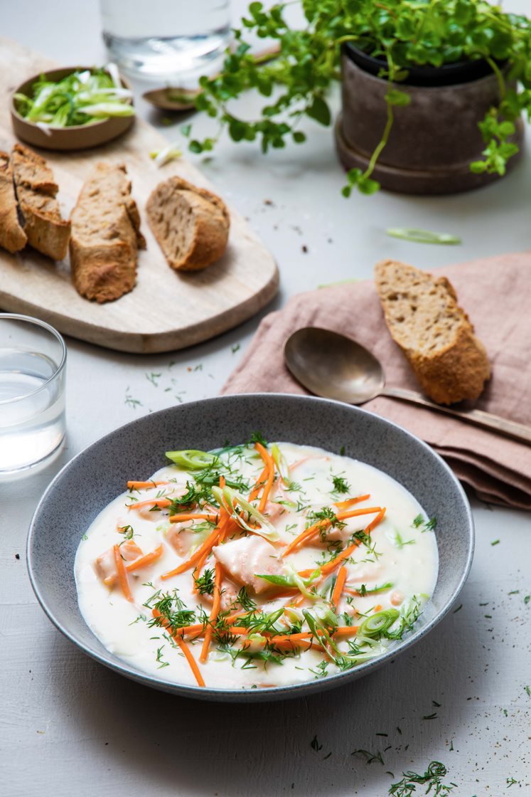 Hjemmelaget fiskesuppe med laks, dill og grove bagetter